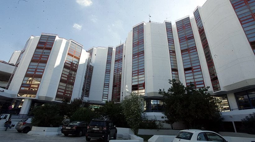 Εισβολή κουκουλοφόρων στο Πανεπιστήμιο Πειραιά – Επίθεση στην καθηγήτρια Μπόση